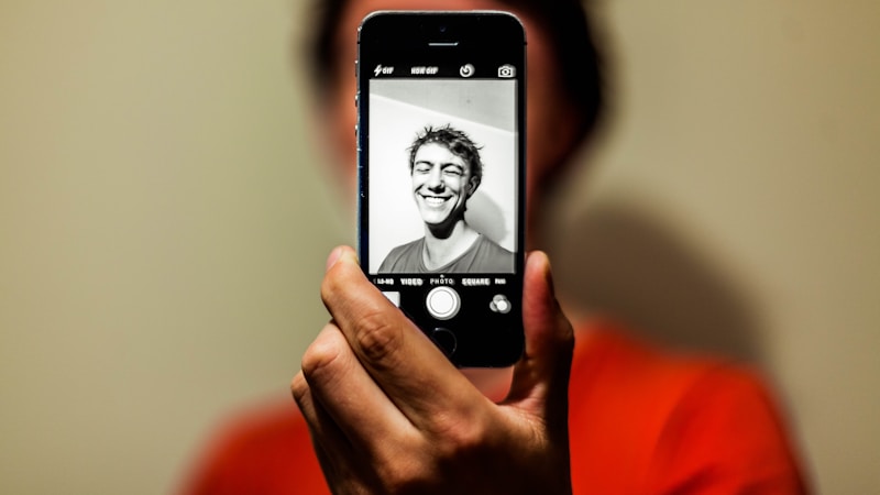 iPhoneで盛れる自撮りの撮り方完全ガイド|初心者でも簡単にきれいに写るコツ